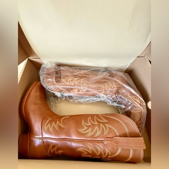 NEW in original box, never worn Tecovas Annie in Caramel. Size 8 - Picture 2 of 5